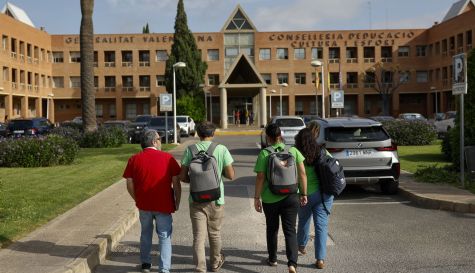 Los representantes de los sindicatos de docentes acceden a la Conselleria de Educación para una mesa negociadora. / EFE-Ana Escobar Los representantes de los sindicatos de docentes acceden a la Conselleria de Educación para una mesa negociadora. / EFE-Ana Escobar