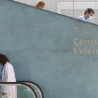 Personas con mascarilla en un hospital. / EFE-Quique García-Archivo
