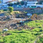 Operarios de la Confederación Hidrográfica del Júcar retiran restos acumulados en el río Belcaire.