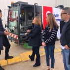 cto de entrega de la barredora donada por Turquía a la Mancomunitat de l’Horta Sud, que será cedida para la limpieza tras la dana Adam.