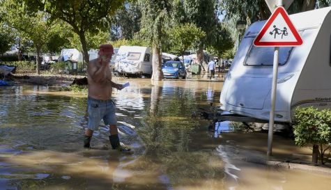 Un hombre pasea por un camping anegado tras las inundaciones de la dana Adam. / EFE-Natxo Francés Un hombre pasea por un camping anegado tras las inundaciones de la dana Adam. / EFE-Natxo Francés