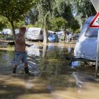 Un hombre pasea por un camping anegado tras las inundaciones de la dana Adam. / EFE-Natxo Francés