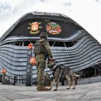 Un guía canino de la Policía Militar y su perro, frente al Roig Arena de Valencia, durante el ejercicio ‘Cerbero 26’.