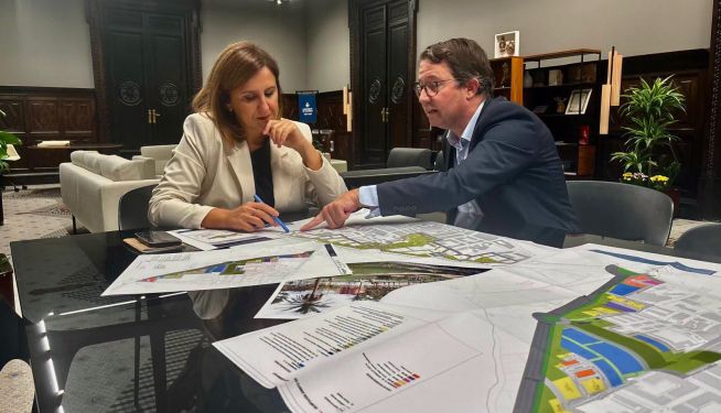La alcaldesa de Valencia, María José, estudia el proyecto del PAI Benimaclet.