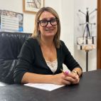 La alcaldesa de Villar del Arzobispo, Mª Ángeles Beaus, durante la entrevista en su despacho.