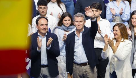 El presidente del PP, Alberto Núñez Feijóo, el presidente de la Generalitat Valenciana, Juanfran Pérez Llorca y la alcaldesa de Valencia, María José Catalá durante la clausura del mitin que esta formación ha celebrado este viernes en el Palau de las Arts de Valencia. / EFE-Ana Escobar