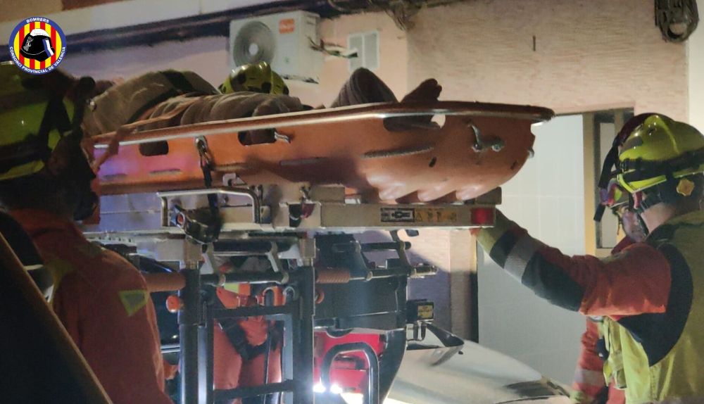 Los bomberos manipulan una camilla en la plataforma del vehículo de altura durante el rescate en Catarroja. / Consorcio Provincial de Bomberos de Valencia Los bomberos manipulan una camilla en la plataforma del vehículo de altura durante el rescate en Catarroja. / Consorcio Provincial de Bomberos de Valencia