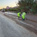 Dos operarios retiran barro de la calzada con palas, con maquinaria al fondo, en una de las carreteras afectadas por la dana Adam. / Generalitat Valenciana Dos operarios retiran barro de la calzada con palas, con maquinaria al fondo, en una de las carreteras afectadas por la dana Adam. / Generalitat Valenciana