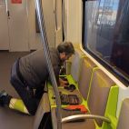 Un operario trabaja en los asientos de una unidad de Metrovalencia. / Generalitat Valenciana