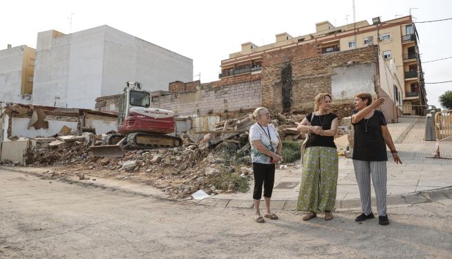 Derribo urgente de inmuebles en Torrent (Valencia) tras la dana. En la imagen la alcaldesa de Torrent, Amparo Folgado (centro), conversa con dos vecinas de la zona afectada. Derribo urgente de inmuebles en Torrent (Valencia) tras la dana. En la imagen la alcaldesa de Torrent, Amparo Folgado (centro), conversa con dos vecinas de la zona afectada.