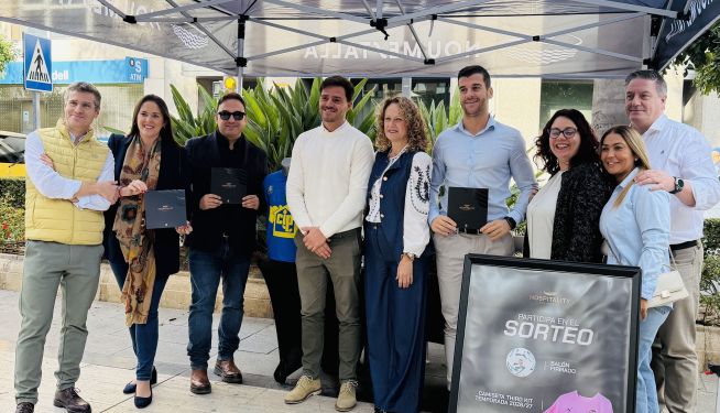 Autoridades y representantes en la Feria del Comercio de Torrent 2026.