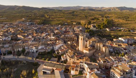 Sant Mateu, al Baix Maestrat, competeix amb Bocairent per representar la Comunitat Valenciana en la campanya nadalenca de Ferrero Rocher. Sant Mateu, al Baix Maestrat, competeix amb Bocairent per representar la Comunitat Valenciana en la campanya nadalenca de Ferrero Rocher.