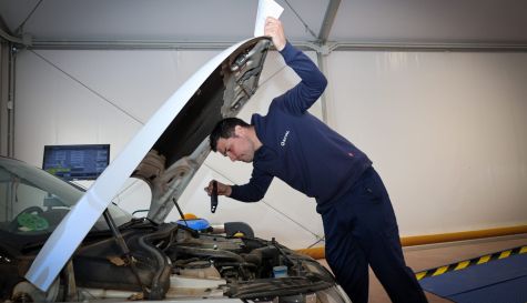 Un operario mira un coche en la nueva ITV ubicada en Torrent. Un operario mira un coche en la nueva ITV ubicada en Torrent.
