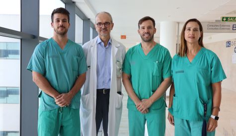 Profesionales de La Fe de Valencia durante la exploración de una herida con tecnología de imagen por fluorescencia.