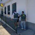 Agentes de la Guardia Civil trasladan al detenido por su presunta implicación en ocho robos en vehículos en Buñol. Agentes de la Guardia Civil trasladan al detenido por su presunta implicación en ocho robos en vehículos en Buñol.