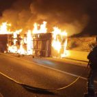 Los bomberos trabajan en la extinción del tráiler volcado e incendiado en la A-33 en Villena. / Consorcio Provincial de Bomberos de Alicante.