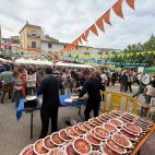 Degustaciones y público en una edición anterior de la Feria de la Matanza de Zarra.