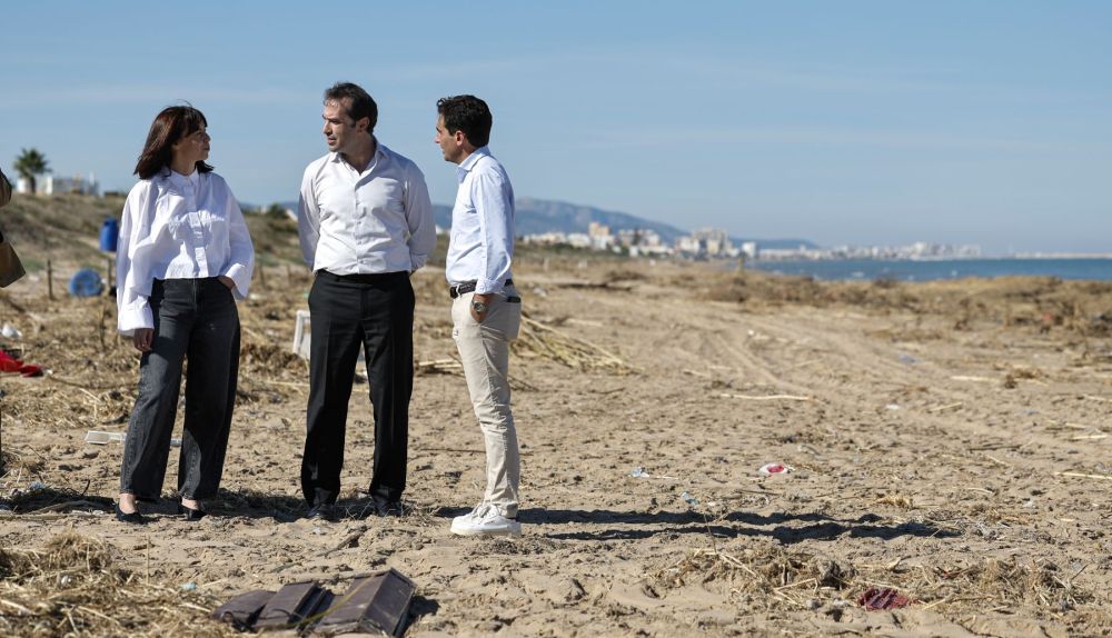 El vicepresidente del Gobierno y ministro de Economía, Carlos Cuerpo, y la ministra de Ciencia, Diana Morant, durante su visita al camping Kiko Park de Oliva, afectado por la dana Adam. / EFE-Manuel Bruque El vicepresidente del Gobierno y ministro de Economía, Carlos Cuerpo, y la ministra de Ciencia, Diana Morant, durante su visita al camping Kiko Park de Oliva, afectado por la dana Adam. / EFE-Manuel Bruque