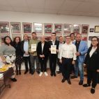 Foto de família dels premiats amb l'alcalde i la regidora de Cultura d'Albalat dels Sorells.