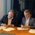 Firma del protocol d'actuacions entre l'alcalde d'Almussafes, Toni González, i el CEO de CECOTEC, César Orts.