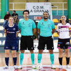 Las capitanas del Nou Túria FSF y del Grupo Reciclarte César Augusta posan con el equipo arbitral antes del partido en el C.D.M. La Granja de Zaragoza.