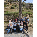 Participantes en la jornada de plantación de ‘El Bosque de la Academia’, en el paraje de la Chana, en Viver. / AVAV