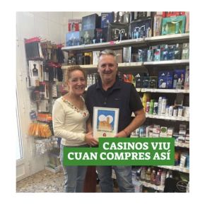 Dos comerciantes de Casinos participan en la campaña «Casinos viu quan compres ací» para promover el consumo de proximidad.