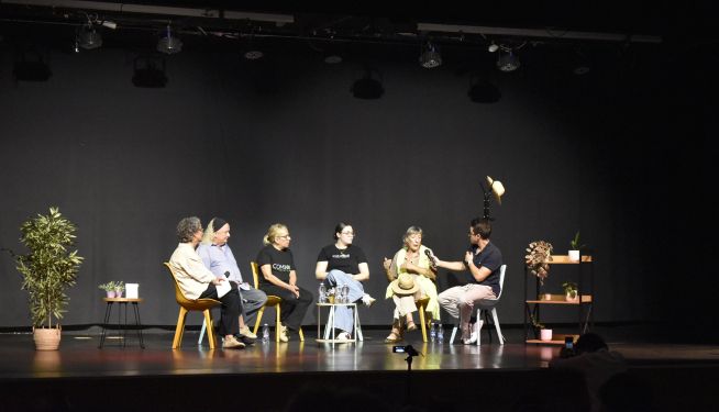 Taula redona amb la participació de professionals de la salut mental i testimonis en primera persona. Taula redona amb la participació de professionals de la salut mental i testimonis en primera persona.