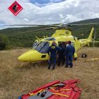 Un helicóptero medicalizado y equipos del Consorcio Provincial de Bomberos de Alicante durante una intervención de rescate en el monte. / EFE