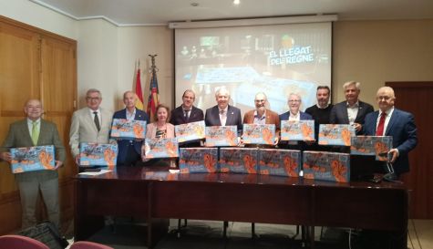 Representantes de la Real Academia de Cultura Valenciana y otras instituciones durante la presentación del juego de mesa ‘El llegat del Regne’.