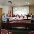 Representantes de la Real Academia de Cultura Valenciana y otras instituciones durante la presentación del juego de mesa ‘El llegat del Regne’.