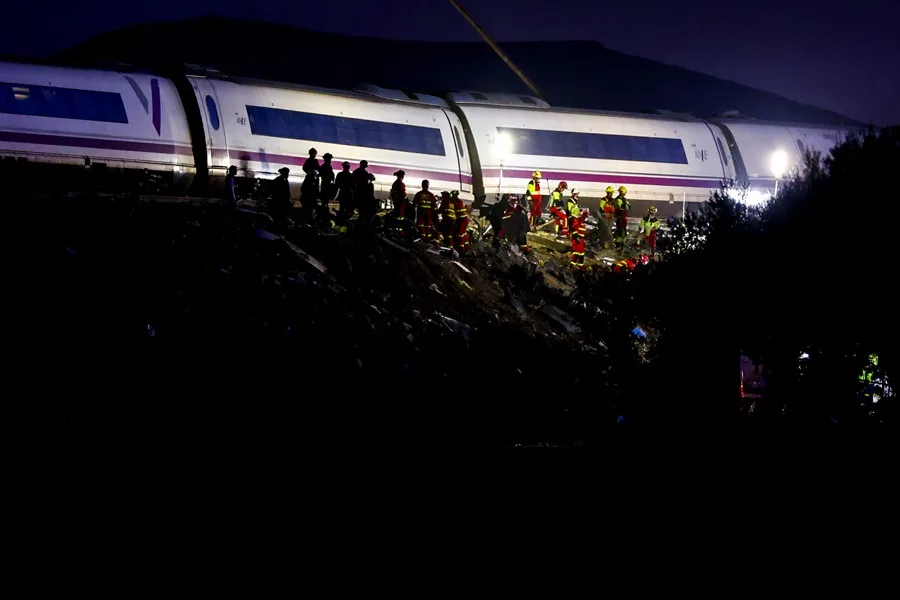 Los servicios de emergencia trabajan durante la noche junto a uno de los trenes implicados en el accidente ferroviario de Urda (Toledo).