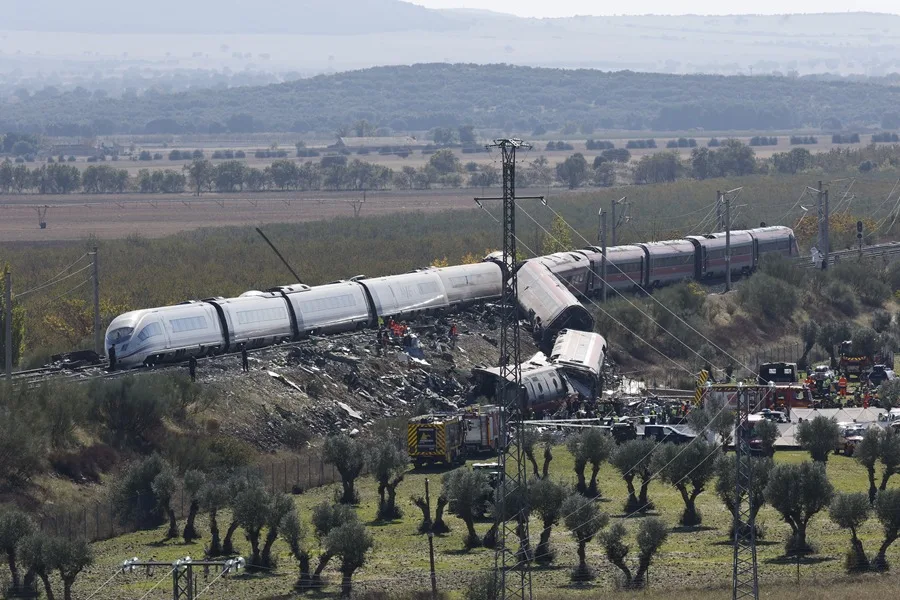 Los servicios de emergencia trabajan junto a los trenes siniestrados en el accidente ferroviario de Urda (Toledo). Los servicios de emergencia trabajan junto a los trenes siniestrados en el accidente ferroviario de Urda (Toledo).