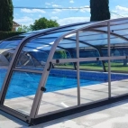 Piscina con cubierta de Cupoola para proteger el agua y facilitar su mantenimiento. Piscina con cubierta de Cupoola para proteger el agua y facilitar su mantenimiento.