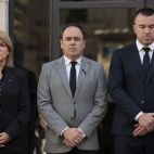 El president de la Generalitat, Juanfran Pérez Llorca, la vicepresidenta, Susana Camarero, y el presidente de la Diputación, Vicente Mompó, durante el minuto de silencio en memoria de las víctimas de la dana de octubre de 2024, en memoria de las víctimas de la dana Adam y en memoria de las víctimas del accidente de trenes en Urda. / EFE-Biel Aliño El president de la Generalitat, Juanfran Pérez Llorca, la vicepresidenta, Susana Camarero, y el presidente de la Diputación, Vicente Mompó, durante el minuto de silencio en memoria de las víctimas de la dana de octubre de 2024, en memoria de las víctimas de la dana Adam y en memoria de las víctimas del accidente de trenes en Urda. / EFE-Biel Aliño