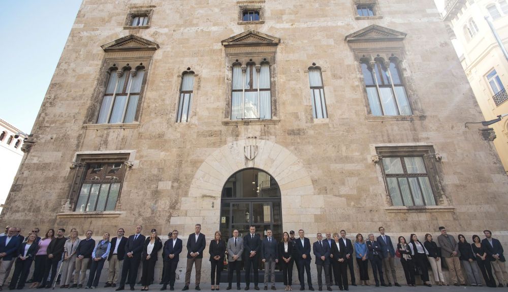 El president de la Generalitat, Juanfran Pérez Llorca, preside un minuto de silencio en memoria de las víctimas de la dana de octubre de 2024, en memoria de las víctimas de la dana Adam y en memoria de las víctimas del accidente de trenes en Urda. / EFE-Biel Aliño El president de la Generalitat, Juanfran Pérez Llorca, preside un minuto de silencio en memoria de las víctimas de la dana de octubre de 2024, en memoria de las víctimas de la dana Adam y en memoria de las víctimas del accidente de trenes en Urda. / EFE-Biel Aliño