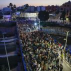 Vista general de la marcha en memoria de las 233 víctimas mortales de la dana del 29 de octubre de 2024 en el puente que cruza el barranco del Poyo entre Benetússer y Catarroja. / EFE-Ana Escobar