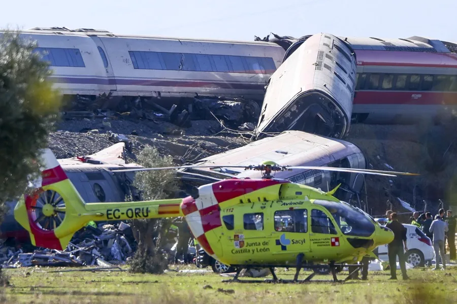 Los servicios de emergencia trabajan junto a los trenes siniestrados en el accidente ferroviario de Urda (Toledo). Los servicios de emergencia trabajan junto a los trenes siniestrados en el accidente ferroviario de Urda (Toledo).