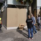 Los comercios del centro de Valencia comienzan a proteger sus escaparates ante la amenaza de posibles saqueos y disturbios. / EFE-Manuel Bruque Los comercios del centro de Valencia comienzan a proteger sus escaparates ante la amenaza de posibles saqueos y disturbios. / EFE-Manuel Bruque