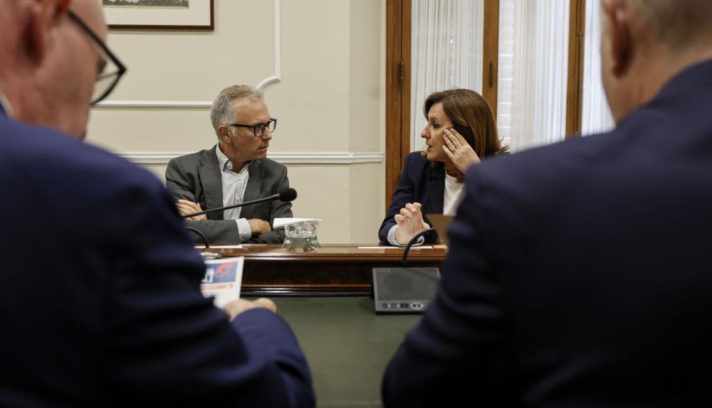 La alcaldesa de Valencia, María José Catalá, y el delegado del Gobierno, Roger Llanes, durante la Junta Local de Seguridad extraordinaria celebrada este viernes para coordinar el dispositivo especial ante la convocatoria por redes sociales de una jornada de disturbios en la capital este sábado. / EFE-Manuel Bruque