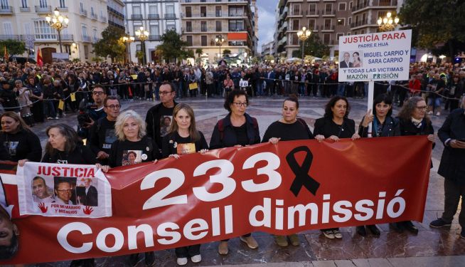 Grupos de personas participan en una manifestación este sábado en Valencia contra Carlos Mazón y su gestión de la dana. Grupos de personas participan en una manifestación este sábado en Valencia contra Carlos Mazón y su gestión de la dana.