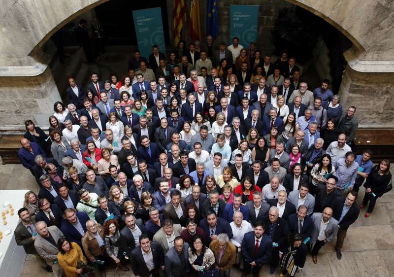 Foto de familia de alcaldes y alcaldesas