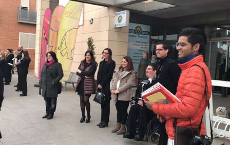 L"equip de govern rep a la comitiva a les portes de l"Ajuntament. EPDA