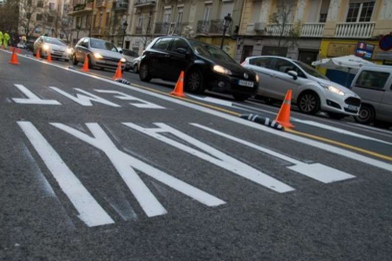 La prohibición de aparcar en el carril bus está afectando a las zonas de ocio nocturno. EPDA.