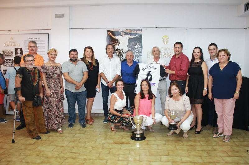 Autoridades locales y amigos en la inauguración de la exposición de Pep Claramunt en Alfafar. EPDA