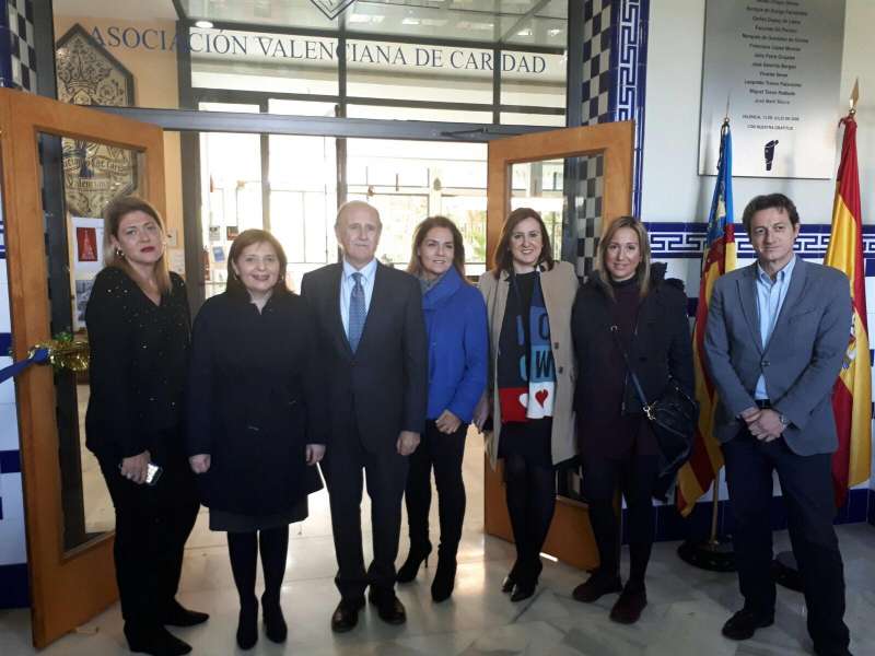Visita de Isabel Bonig a Casa Caridad en Valencia.