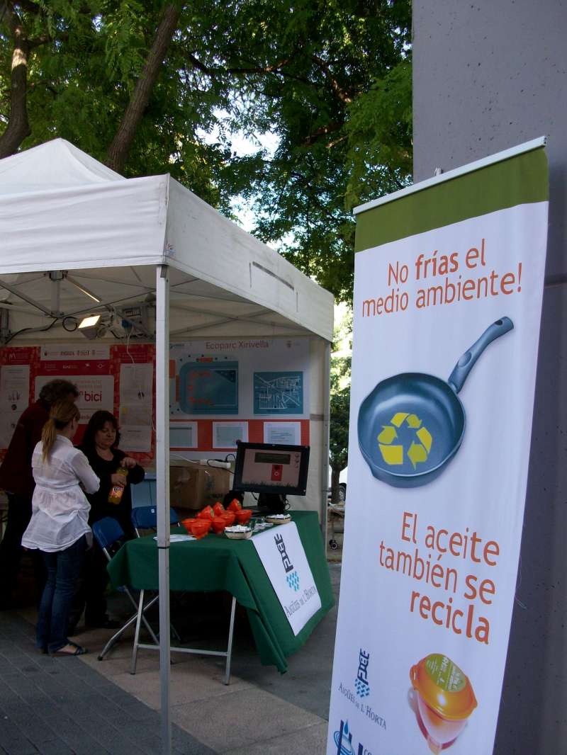 Uno de los puntos de recogida de aceite doméstico usado, que Hidraqua ha instalado en varios municipios de la comarca de L"Horta