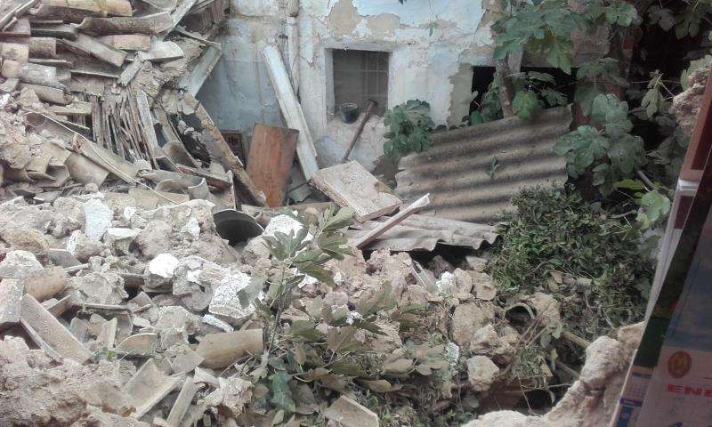 Tres viviendas de Chiva sufren derrumbe parcial tras caer el forjado de una.
Imagen cedida por el Consorcio de Bomberos del derrumbe de una de las casas de Chiva.