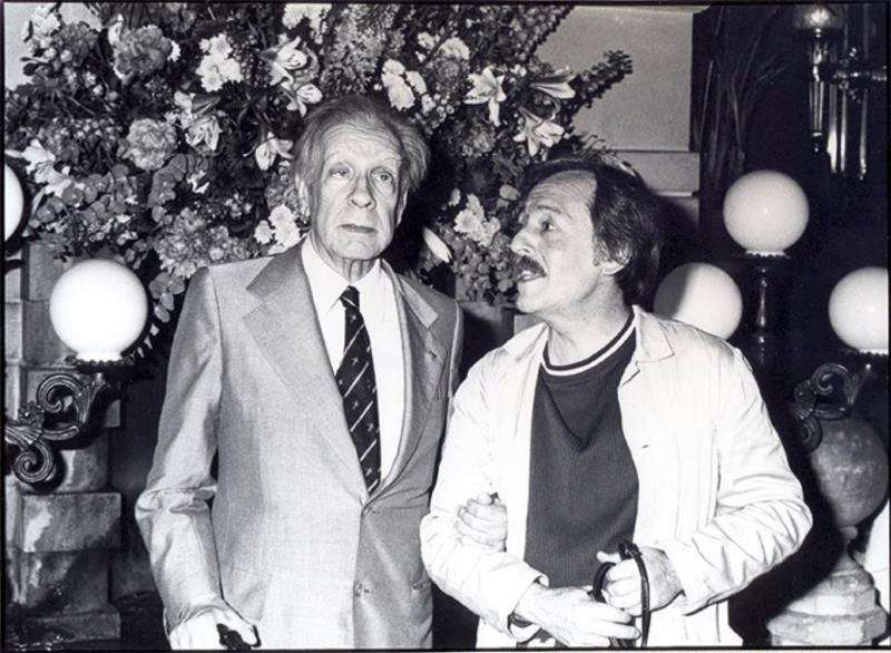 Fotografía cedida por la Universidad Cardenal Herrera-CEU donde puede verse a Jorge Luis Borges (i) junto al fotógrafo Pepe Fernández. EFE
