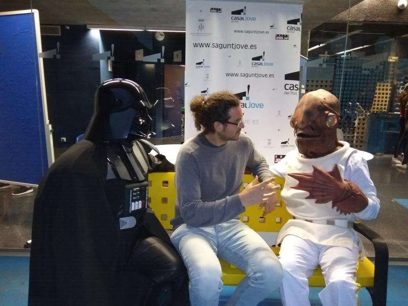 El concejal de Juventud de Sagunto, Guillermo Sampedro, confraternizando con protagonistas de la saga Star Wars, en una imagen del Ayuntamiento.
